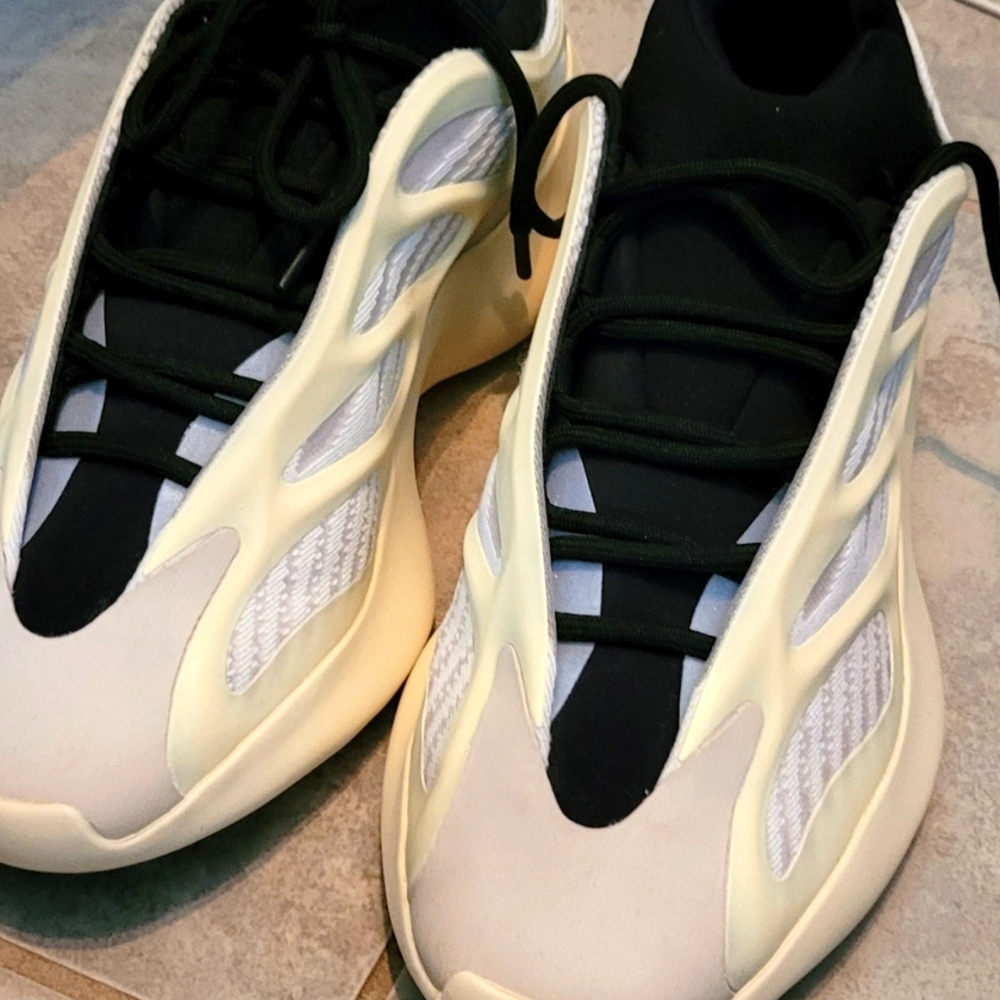 Yeezy 700 Azael size 9 mens
